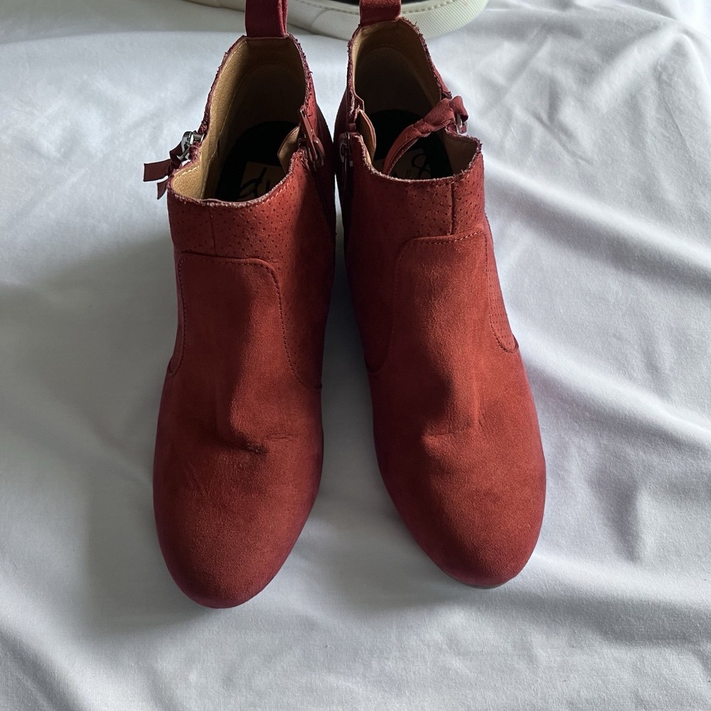 DOLCE VITA Ankle Boots Womens 7,Rust Suede Side Zip, Wedge Heel.